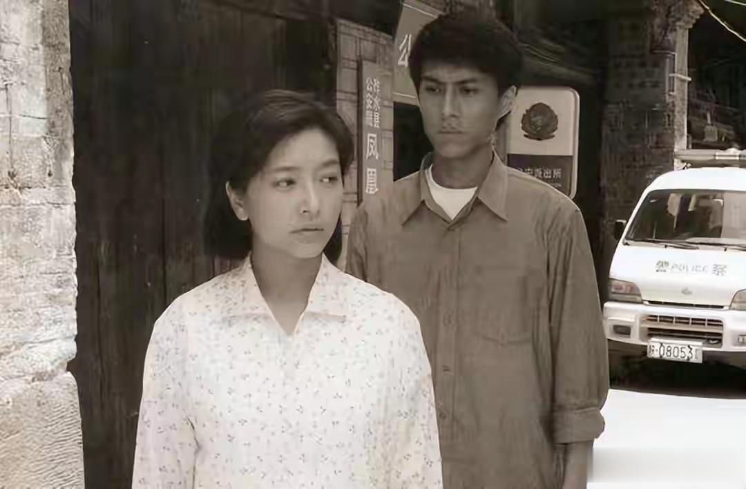 和王志文传绯闻，与靳东同居5年的她，为何转头嫁给二婚的田小洁