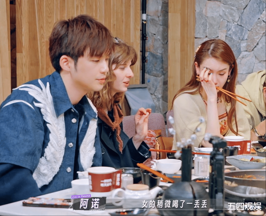 李承铉外出拍戏,女演员深夜邀请他去房间看猫,戚薇:没看别处吗?