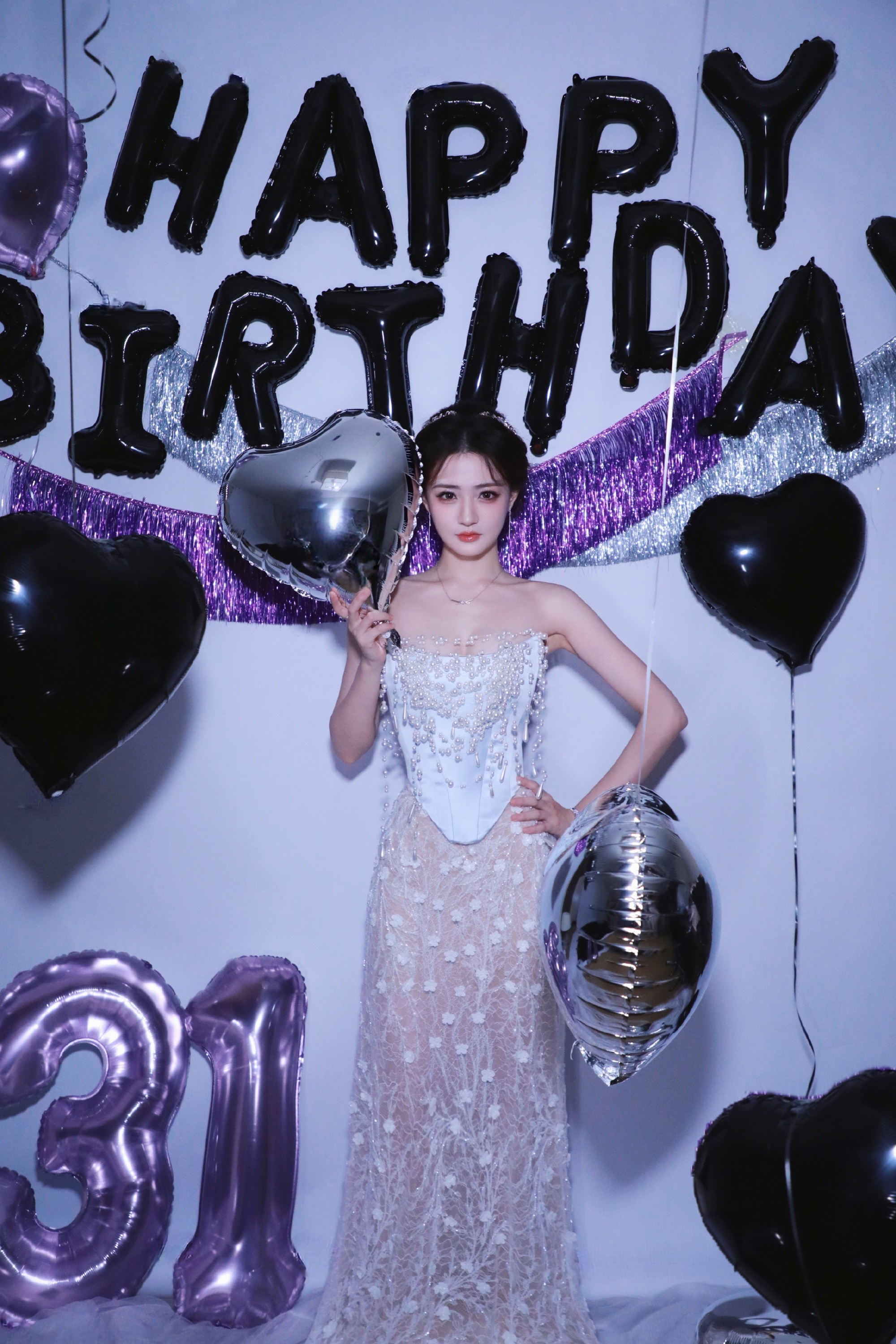 徐璐31岁生日营业照，一席白色珍珠长裙好美好漂亮，生日快乐呀！
