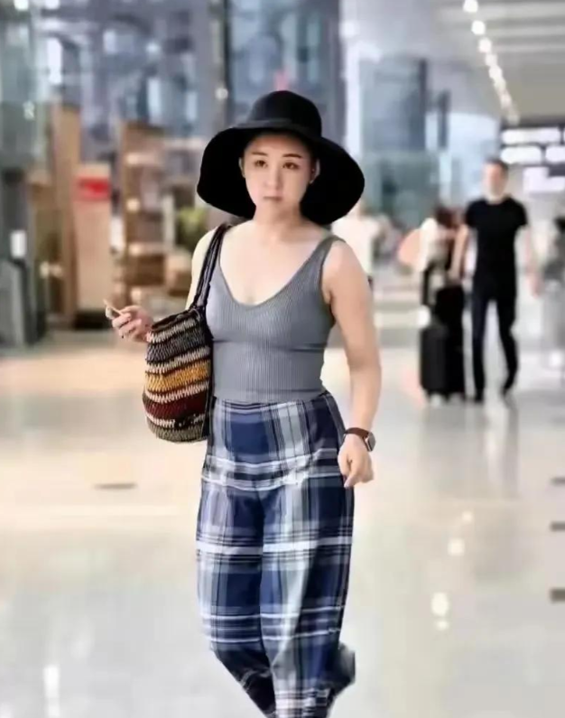 \当女星把机场当秀场时，李小萌用五百块穿搭封神！这气质绝了\