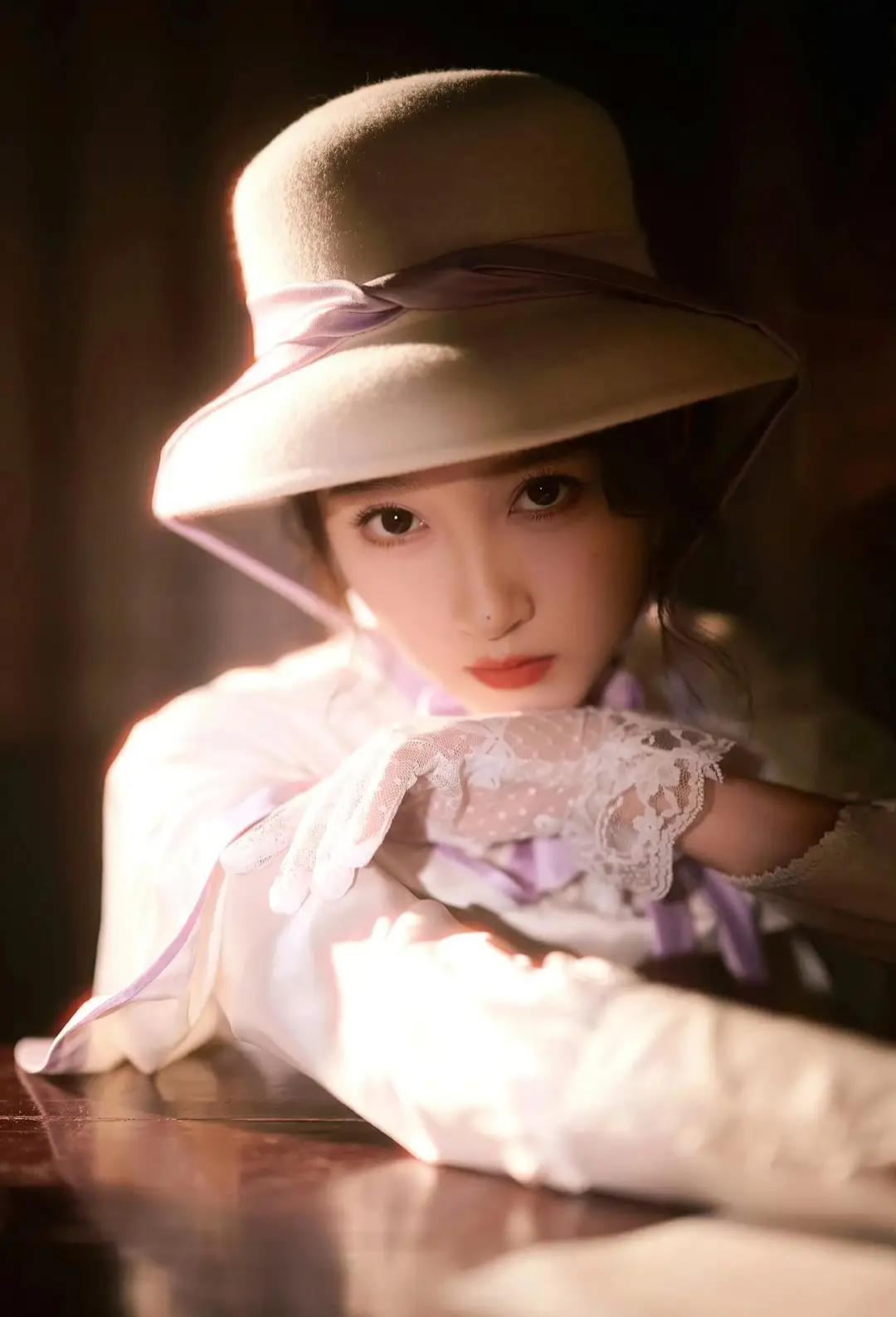 关晓彤双11红毯惊艳亮相,白色洋装配圆顶礼帽复古千金风绝美出圈