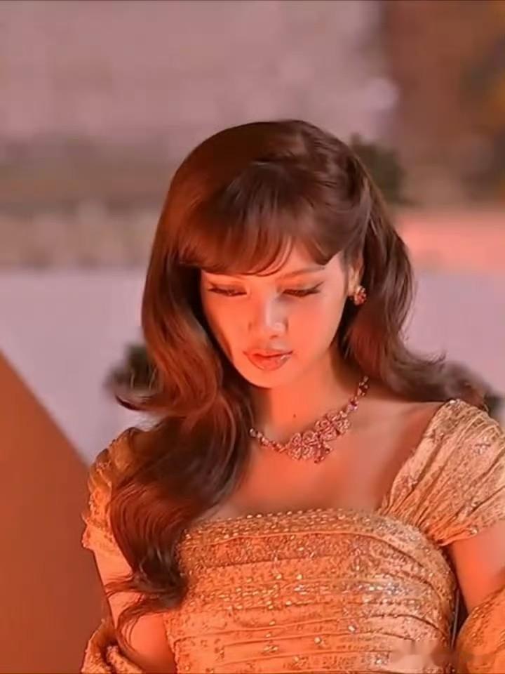 Lisa出席泰国大使专属之夜,一身金色礼服优雅端庄 被赞泰兰德女王