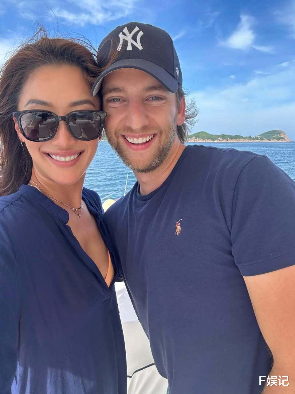 谢婷婷晒和老公多张恩爱合影庆周年纪念日 夫妻俩更甜蜜嘴对嘴亲吻