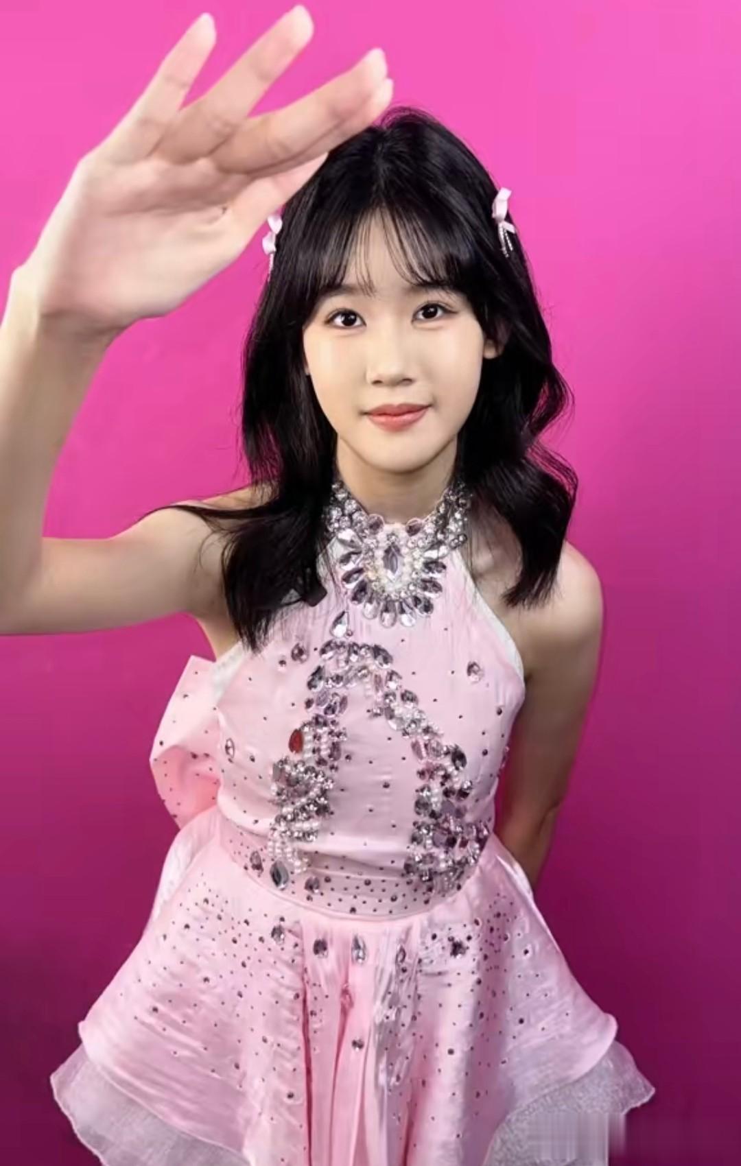 陆毅为17岁女儿庆生,贝儿穿女团装亭亭玉立,个头170比鲍蕾高