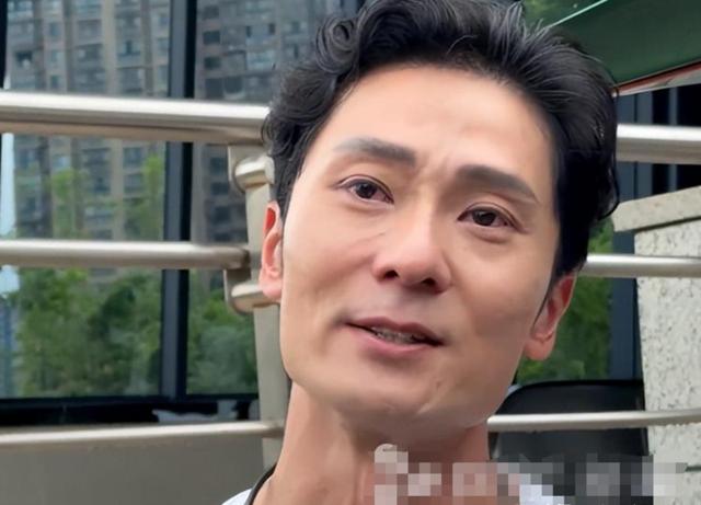 他是高材生,有着双学位证书,还是TVB签约演员