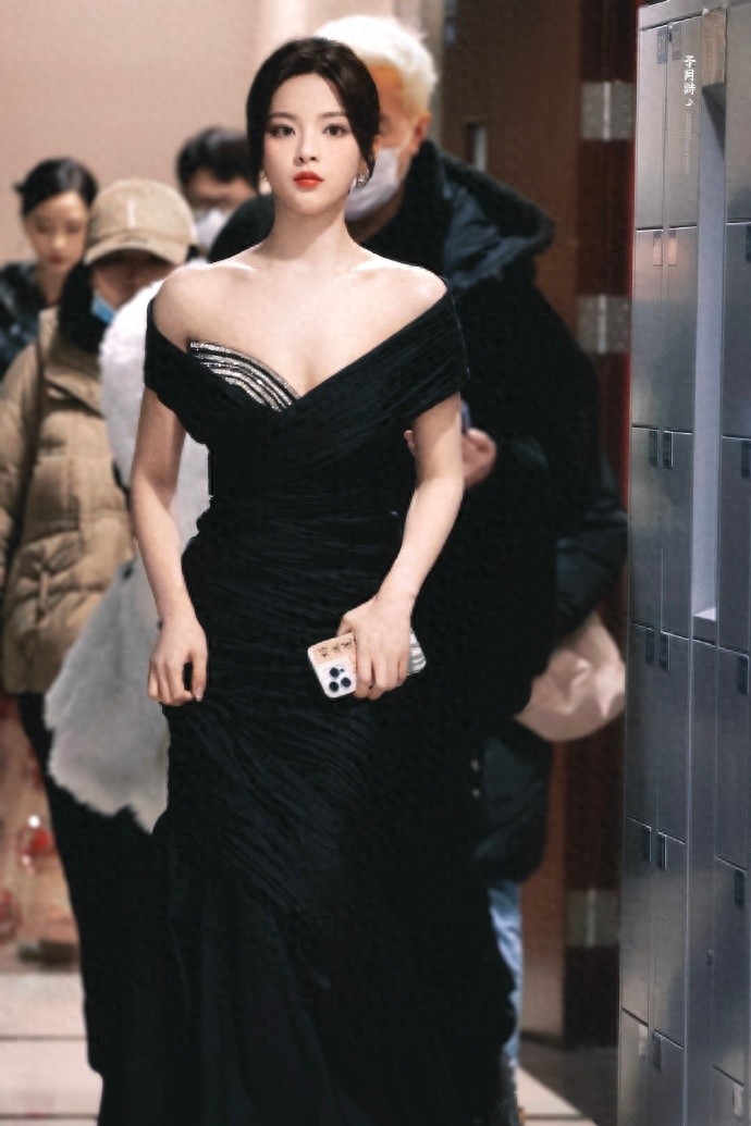 杨超越素颜，皮肤细腻有光泽，五官立体耐看 ???。