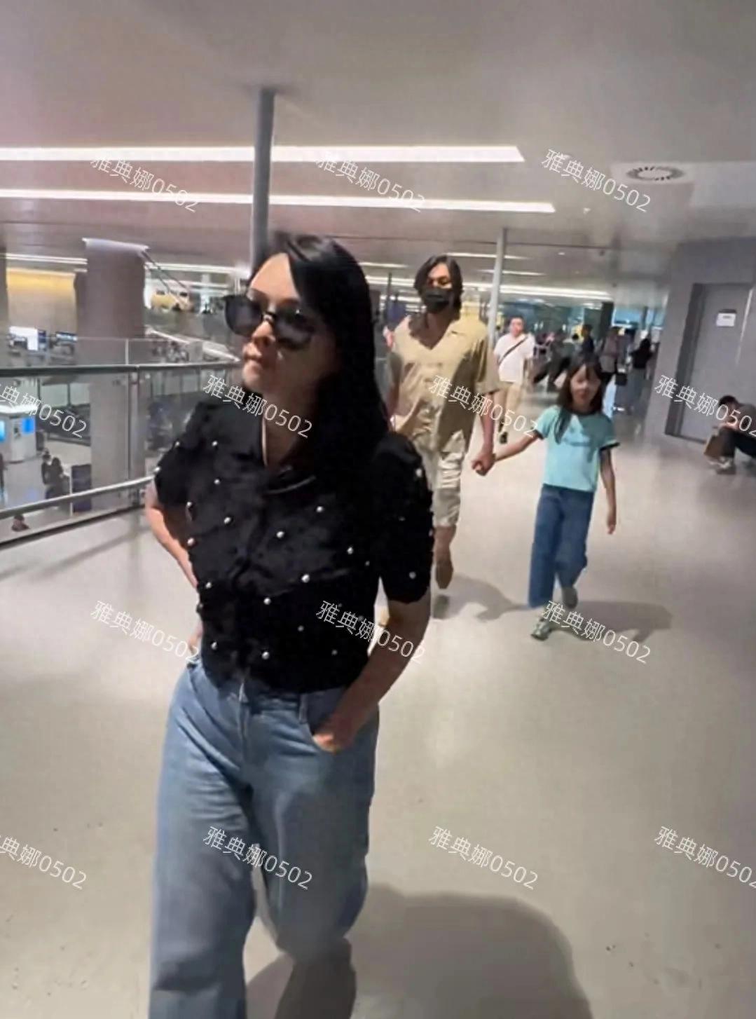 机场偶遇秦昊一家,伊能静身材发福本人不年轻,女儿长得像奶奶