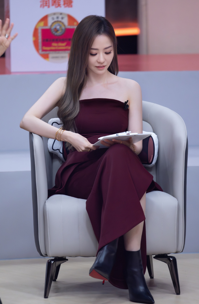 铁肺姐张靓颖！OL装太大气了！我给满分。