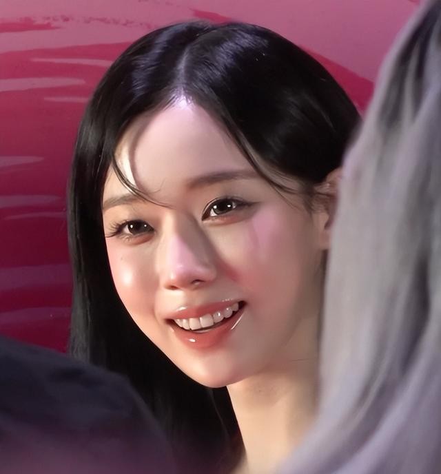 首尔这天，韩国偶像集体走红毯，没公司包装和滤镜，遍地普男普女