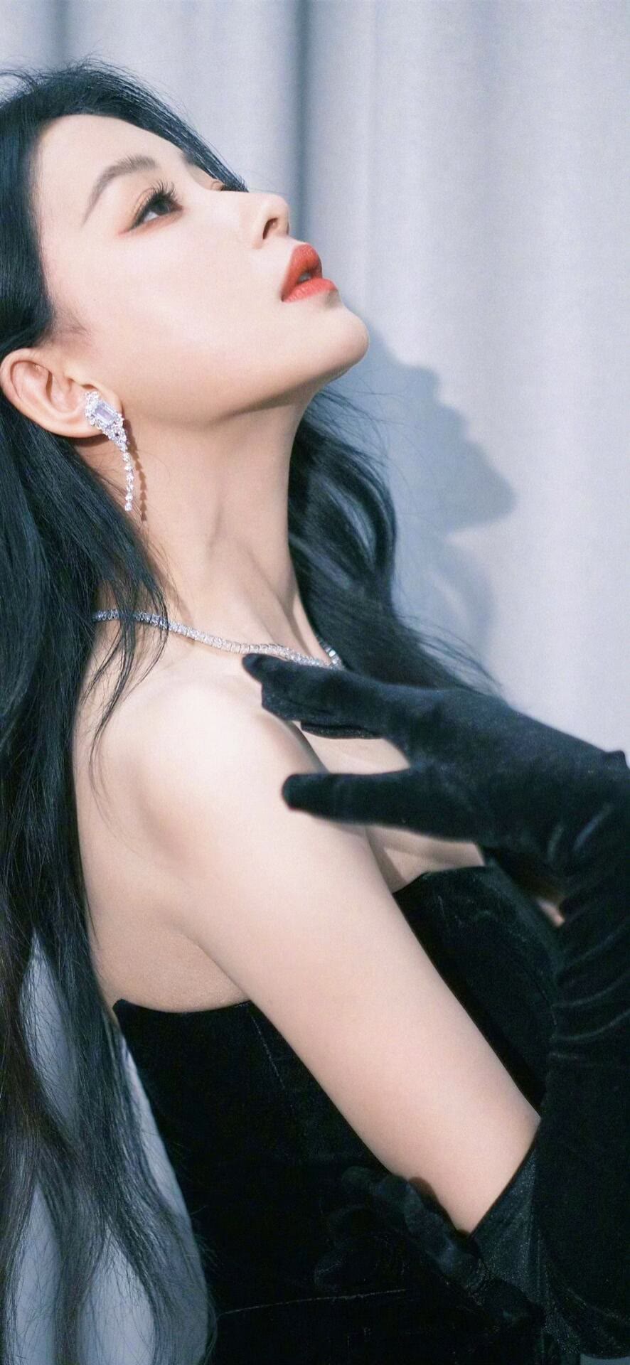 孙怡黑丝绒礼裙大片来袭,优雅值拉满