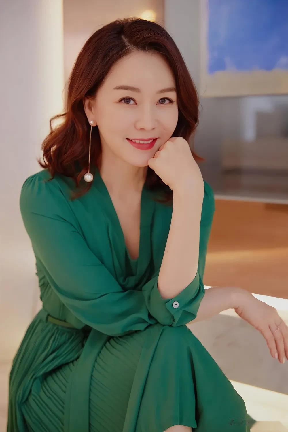 韩国女星54岁仍未婚,坦言:“我又没有孩子,赚的钱就该全花了”