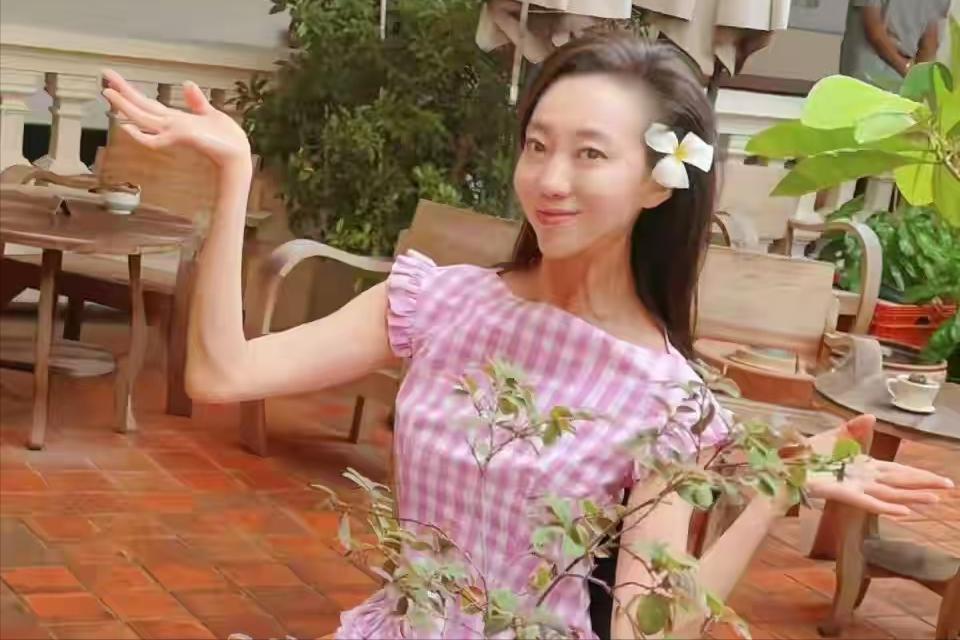 张艺谋，最愧疚的不是肖华，也不是巩俐，而是为我终身瘫痪的她