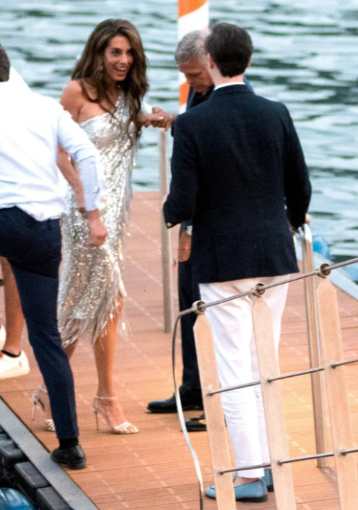 克鲁尼带律师妻子到科莫湖！47岁阿玛尔穿银色斜肩裙，美如女明星