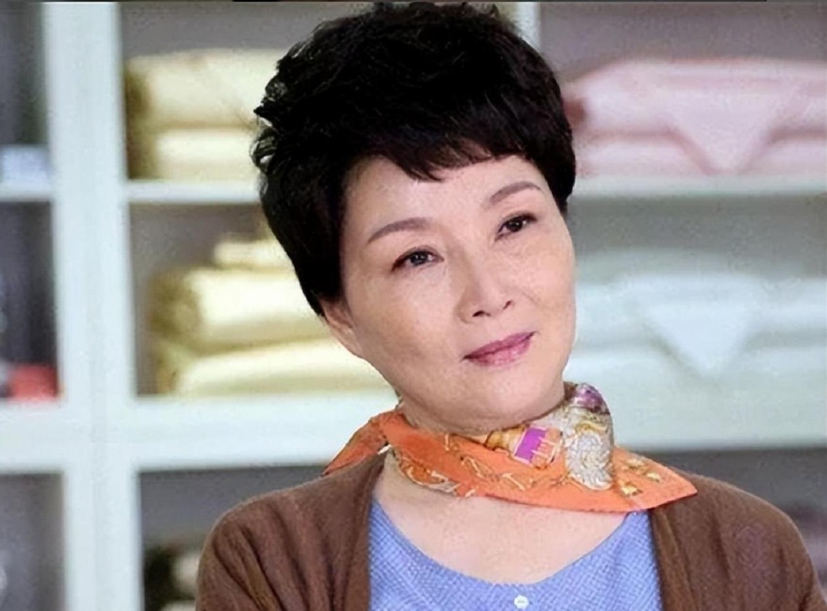 老戏骨朱茵:0绯闻,女儿3岁时离婚,女婿求婚时却要求住养老院