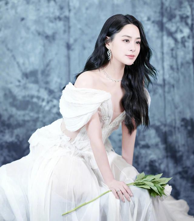 钟欣潼北影节红毯,绿叶白纱裙若隐若现,优雅中带着一丝小性感