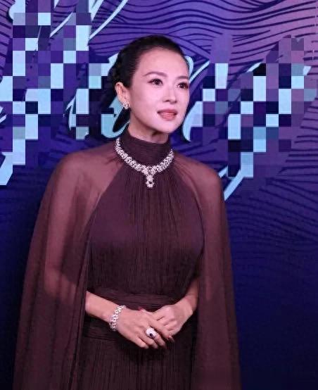 46岁章子怡增肥后更漂亮！穿深紫薄纱长裙好显贵，美到差点认不出