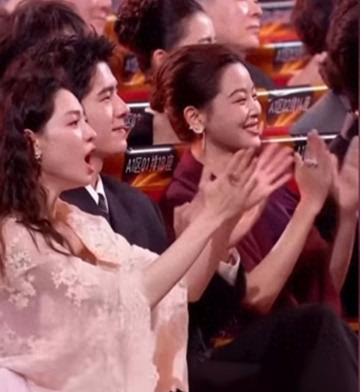 宋佳夺金鸡奖“影后”的瞬间，女演员间的微表情展现出一张人情网