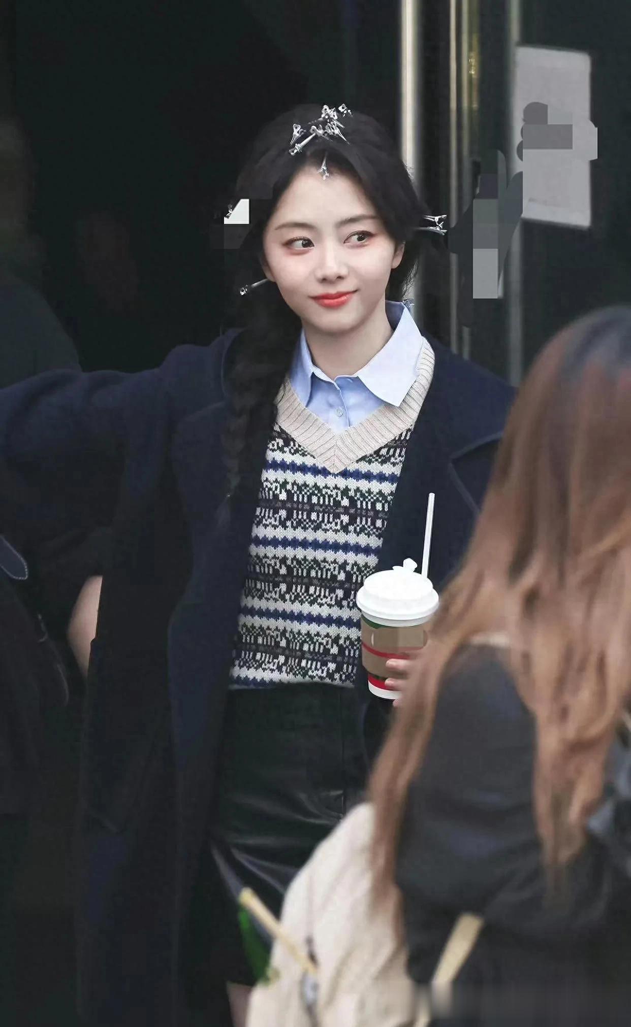 35岁的谭松韵比00后更显嫩！穿藏蓝大衣+马甲+皮短裙，减龄又时髦