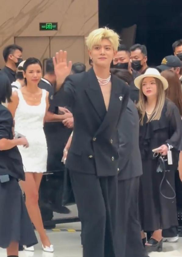 上海活动生图曝光,任嘉伦脸蜡黄,身形消瘦,易梦玲咋穿成这?