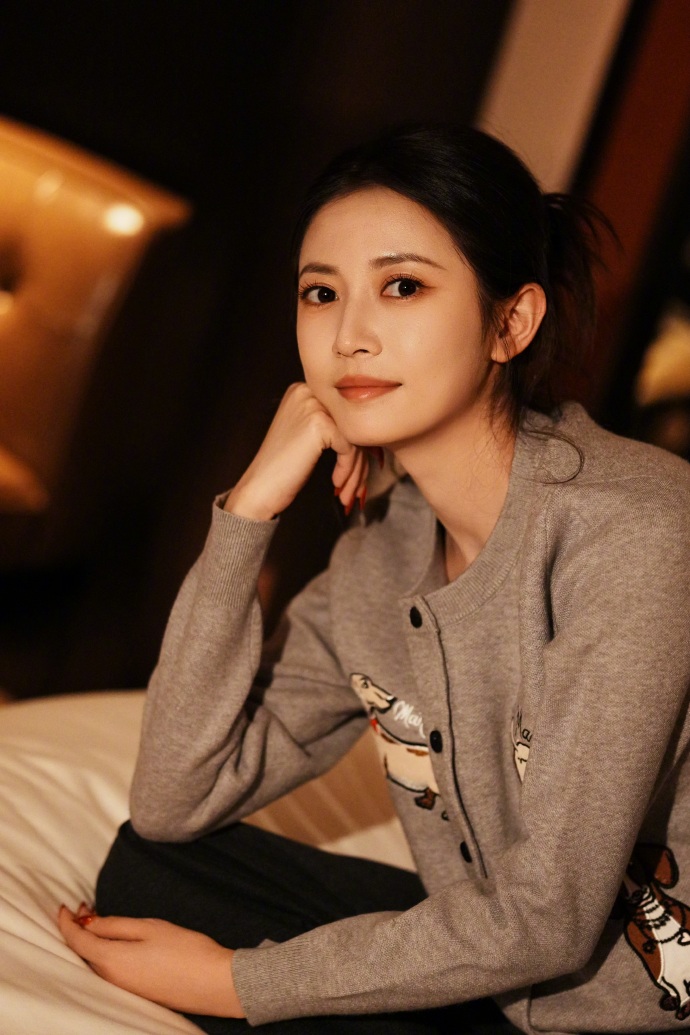 演员陈钰琪今日份居家写真，惬意自然