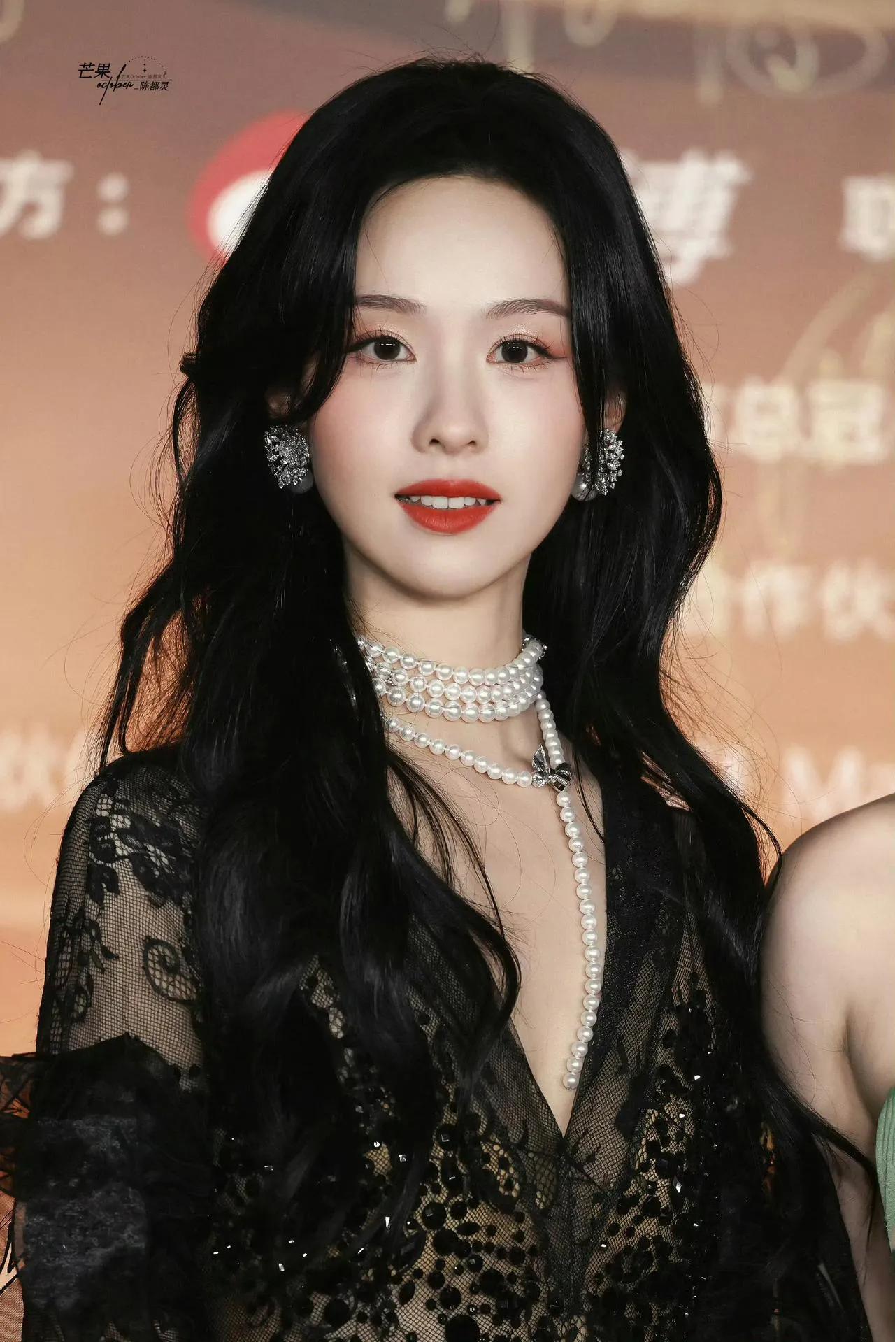 陈都灵黑色蕾丝深v,仙女也性感!