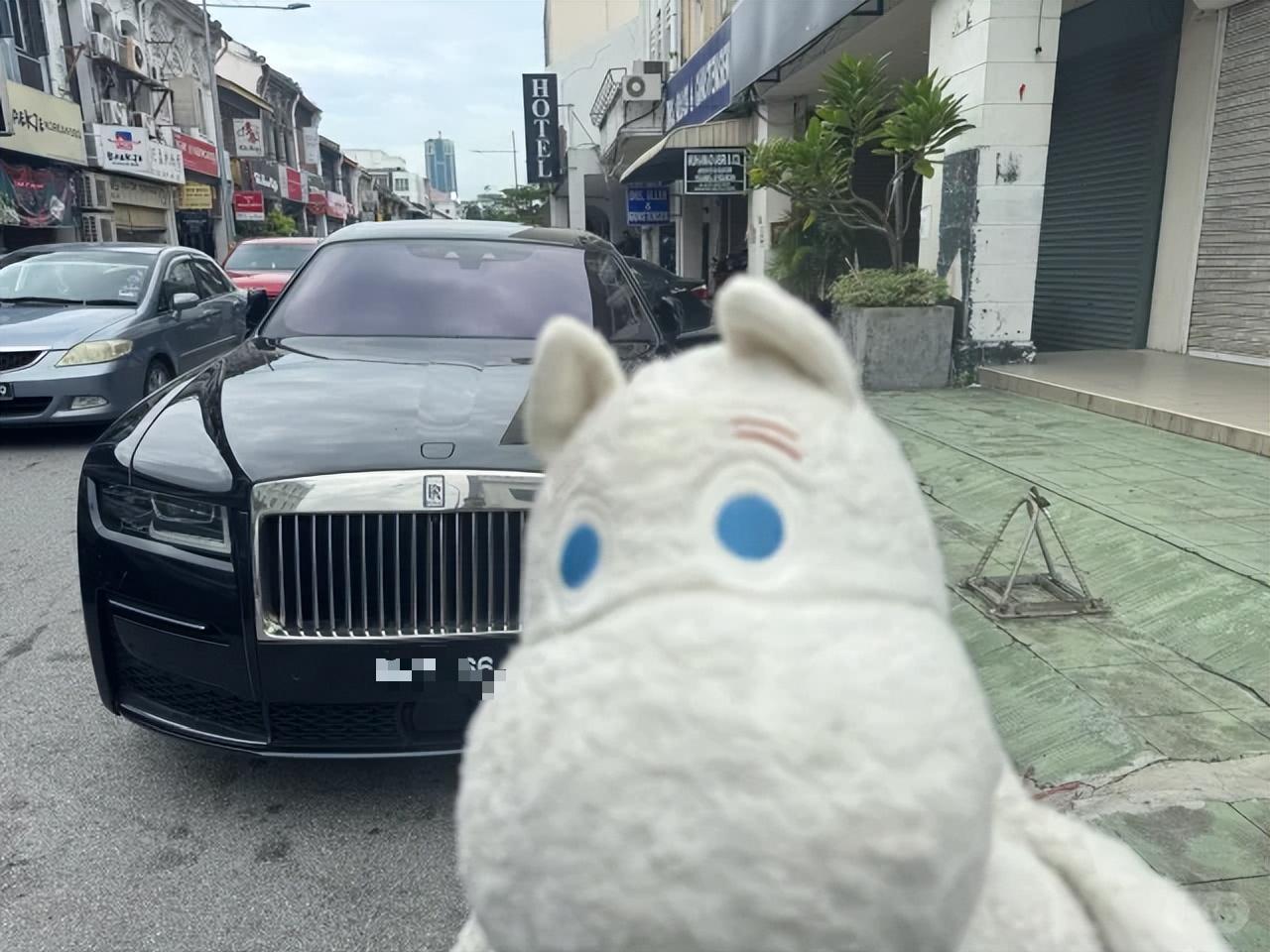 张纪中夫妇在马来西亚,开600万豪车逛街,杜星霖嘴凹脸瘪真显老