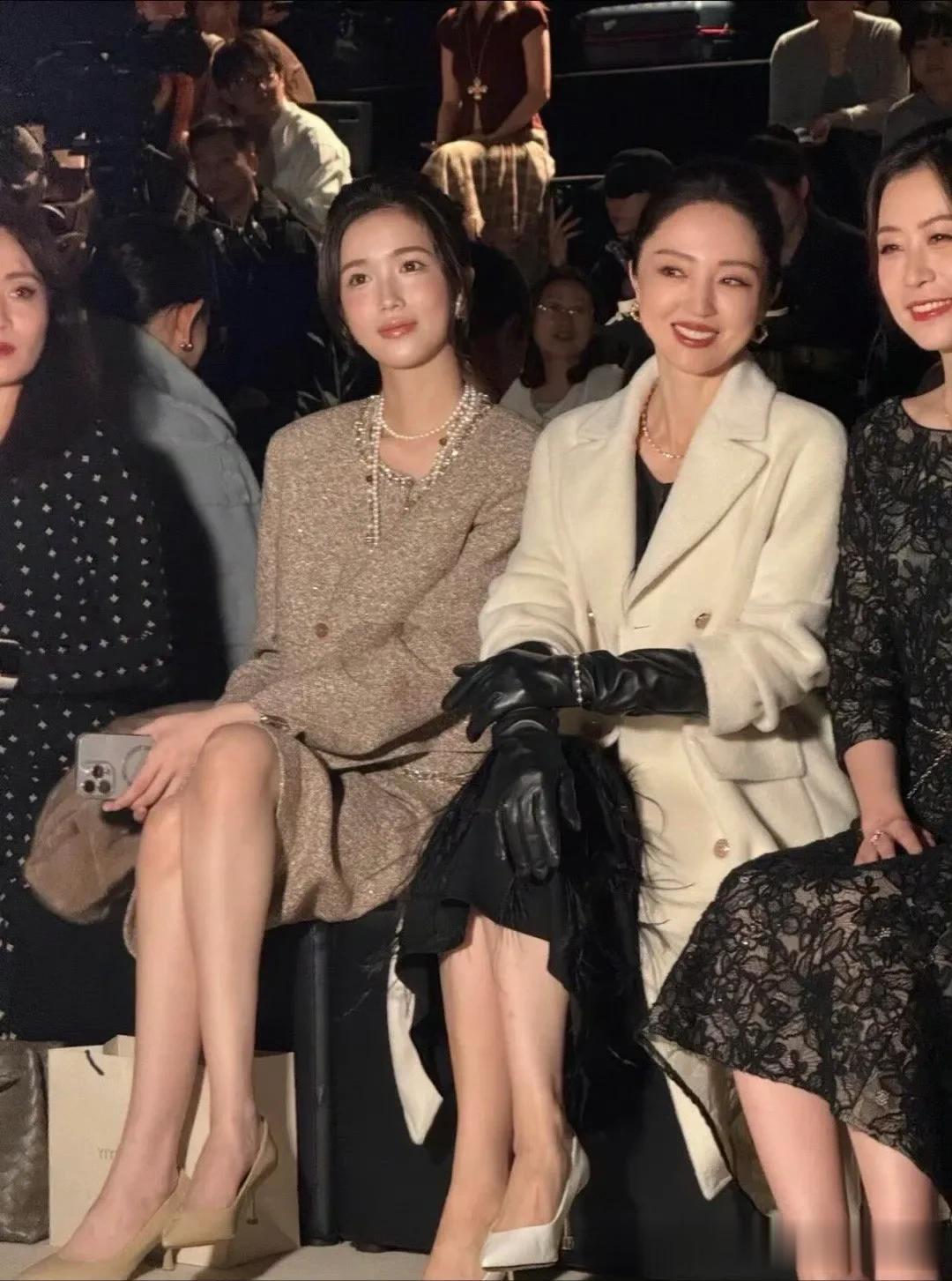 董璇看秀时被偶遇的画面,她穿搭的好nice啊