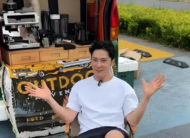 他是高材生,有着双学位证书,还是TVB签约演员