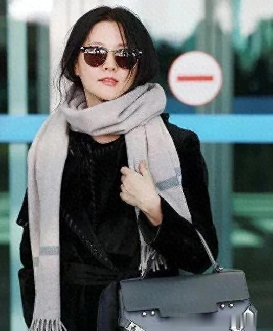 李英爱换风格后气质大变!穿黑大衣+围巾+高跟鞋,显贵又高级