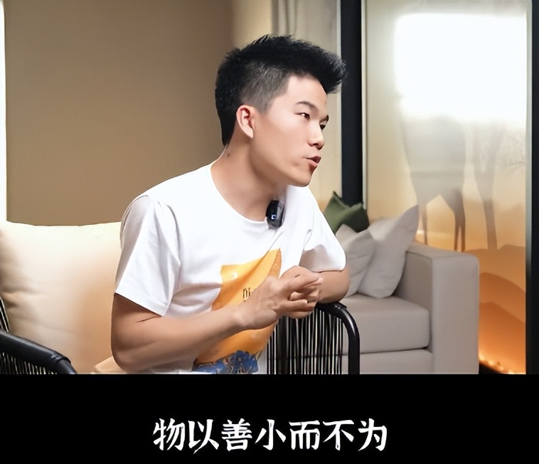 相由心生,32岁的董宇辉因九三阅兵后的两个动作 再次实现口碑暴增