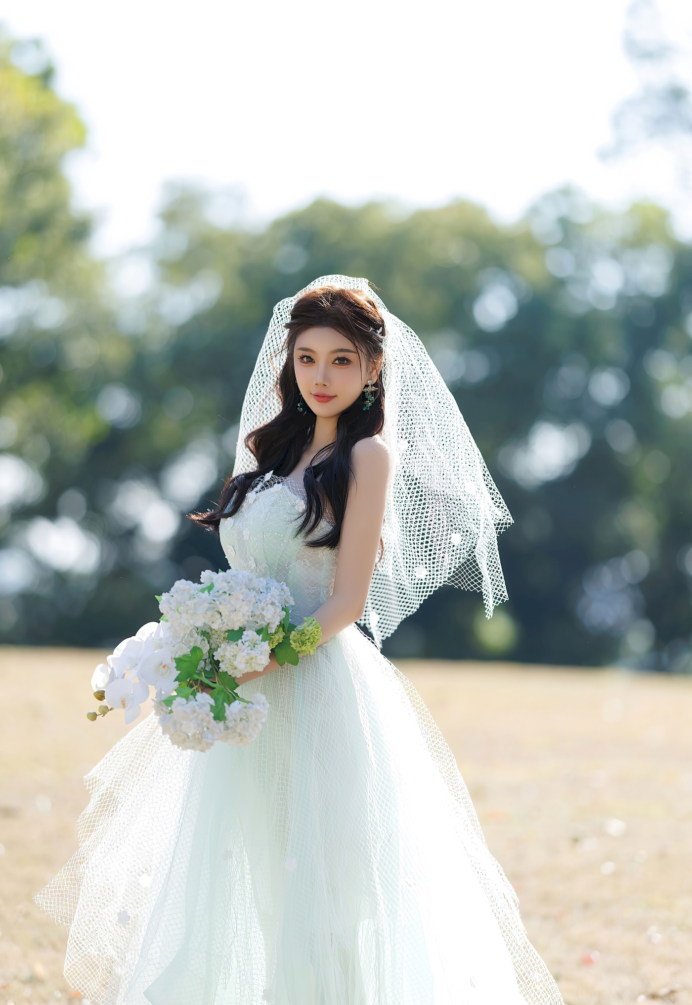 杨晨晨：象征着纯洁与神圣的白色婚纱，上身紧贴身形，展现出新娘的曼妙身姿。