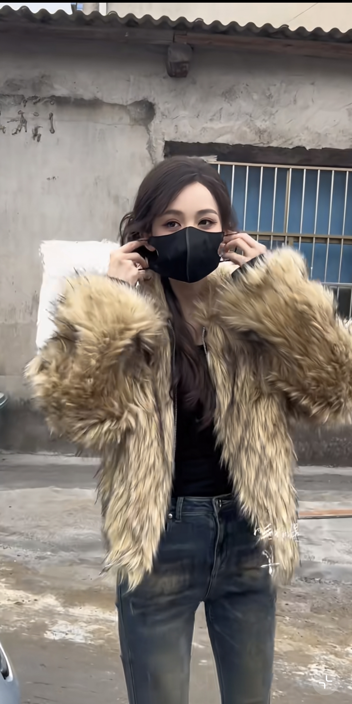 娜扎现身机场，皮草搭配牛仔裤慵懒又时髦，真又温柔又美到爆炸！