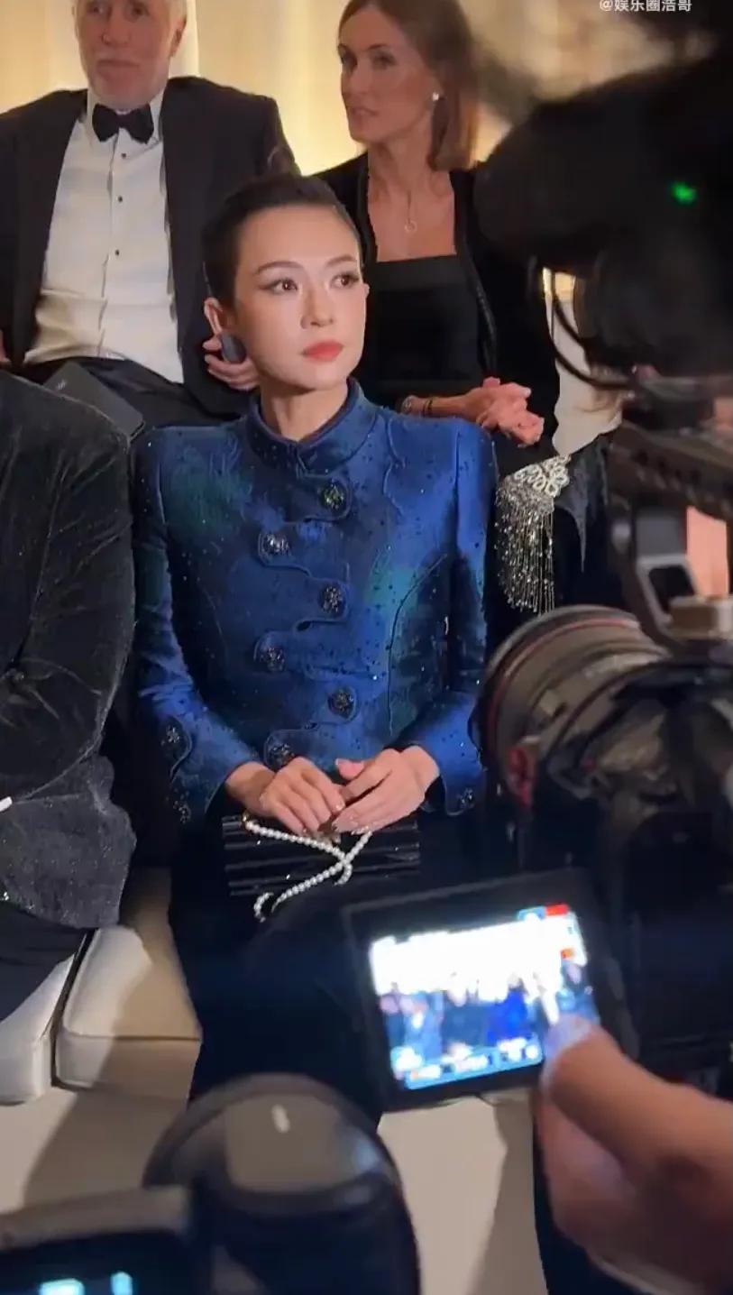 章子怡重返米兰时装周,一身蓝色阿玛尼很贵气,和胡歌坐一起养眼