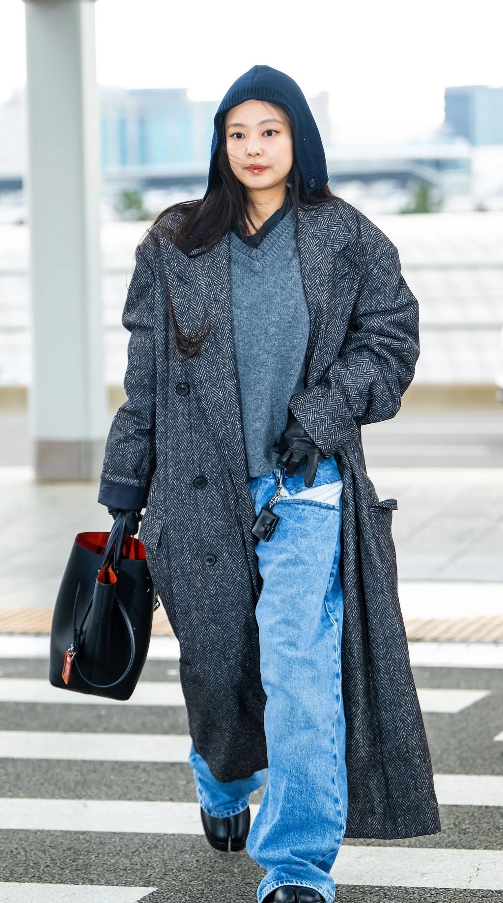 Jennie机场穿搭分享,穿了全套的马吉拉,外套很时尚但是显得人胖