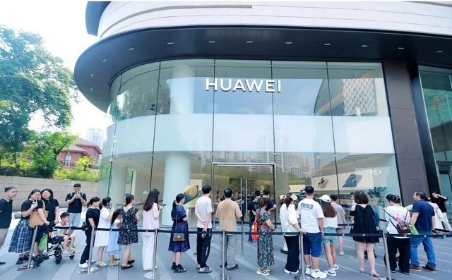 华为多门店现Pura80系列抢购潮