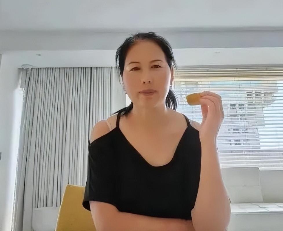 小杨阿姨内涵汪小菲，句句不提却句句在骂，她的退路可能早已铺好