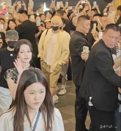迪丽热巴现身北京发布会，粉丝狂欢现场如潮水涌动！热巴确实很热