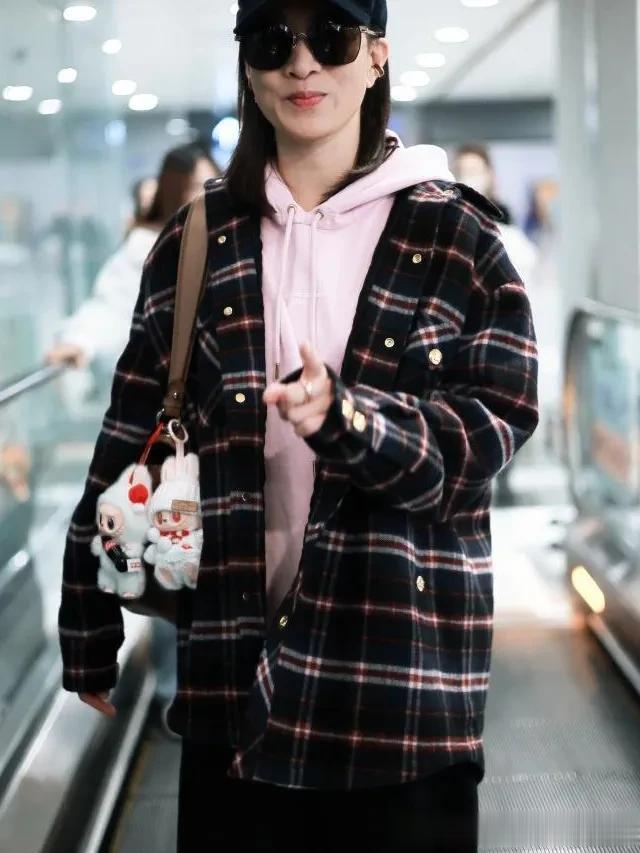 佘诗曼剪齐肩短发后大回春！格子外套+粉色卫衣+阔腿裤，时髦减龄