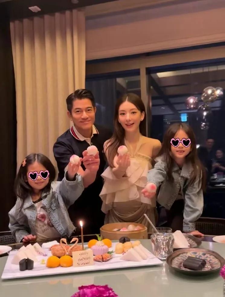 方媛孕晚期挺大肚坚持工作,逛超市给女儿买零食,透露体重才96斤