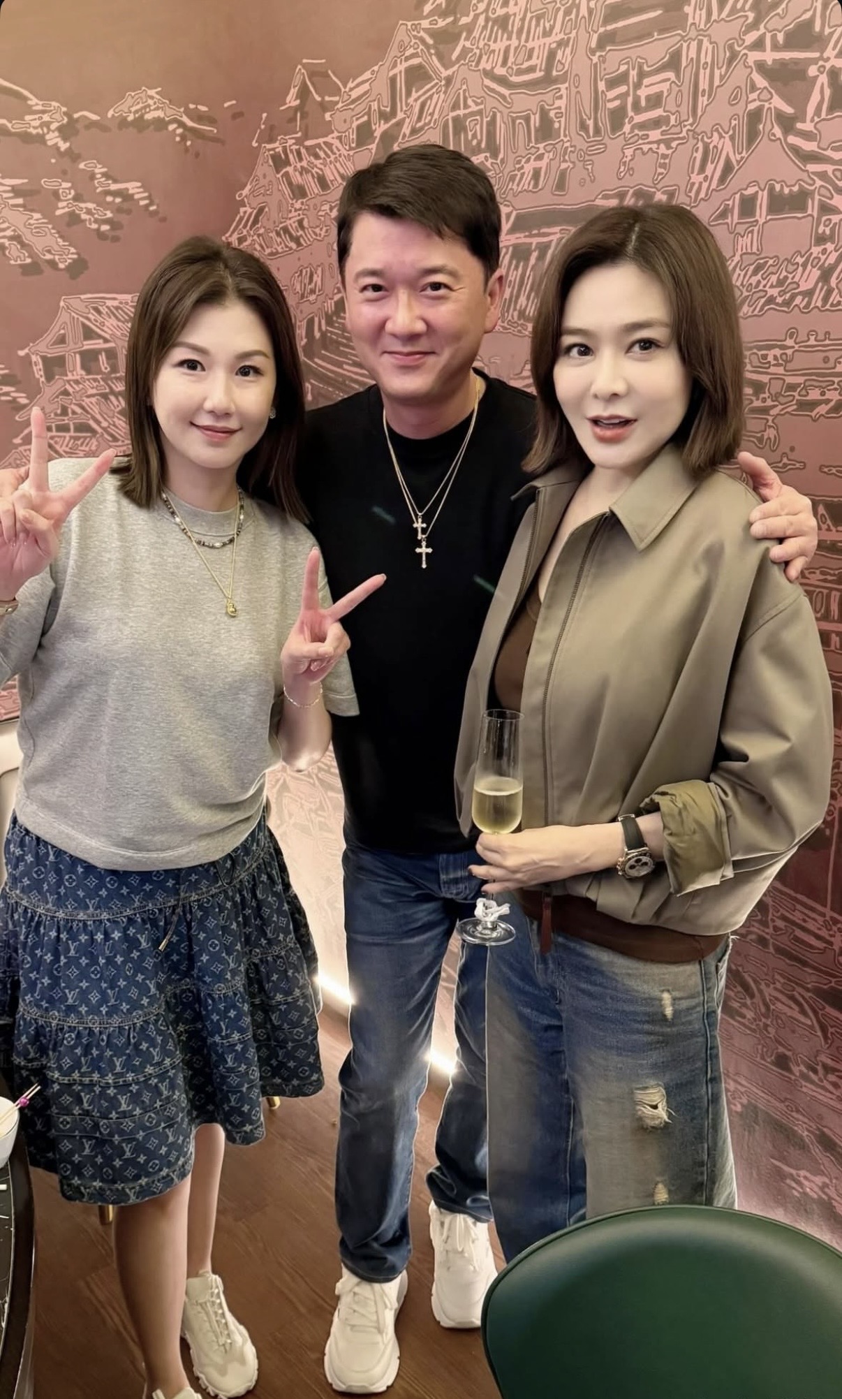 杨受成外甥庆生名人齐聚,关之琳与71岁前任同台,对方已白发苍苍