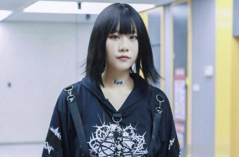 窦唯也没想到，离婚12年，当年和高原生下的女儿，已开始给他长脸