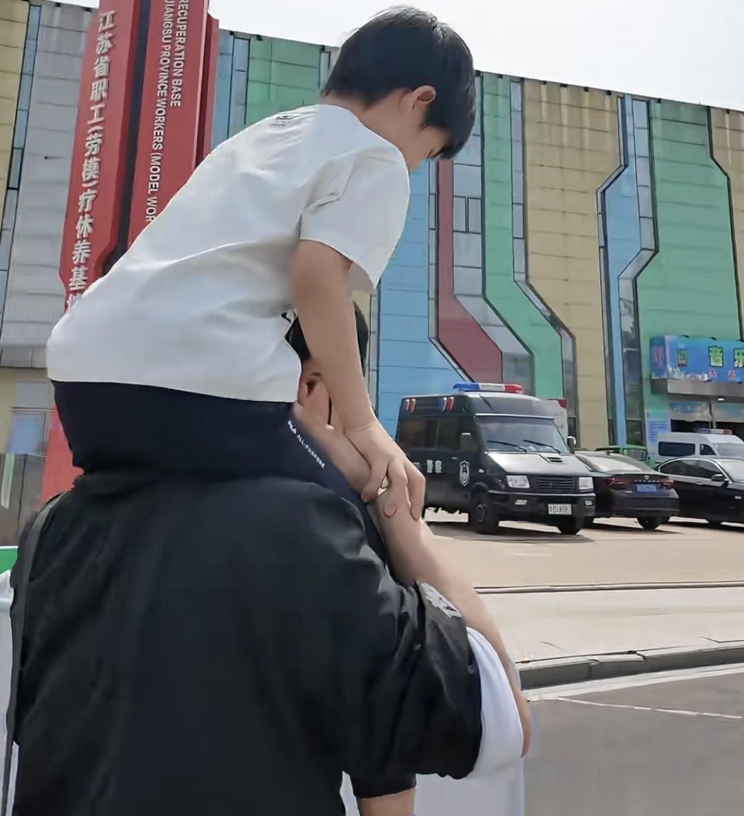 汪峰带9岁女儿挖地瓜,醒醒和爸爸抢铁锹,扛着白菜,力气好大