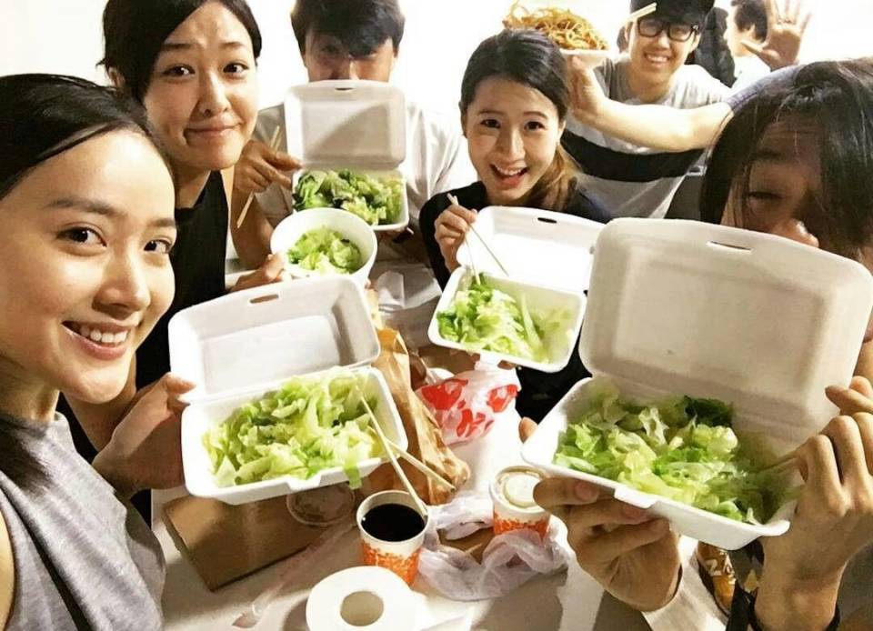 40亿千金风光大嫁，全身戴满金器，席开20余桌，诸多艺人现身捧场