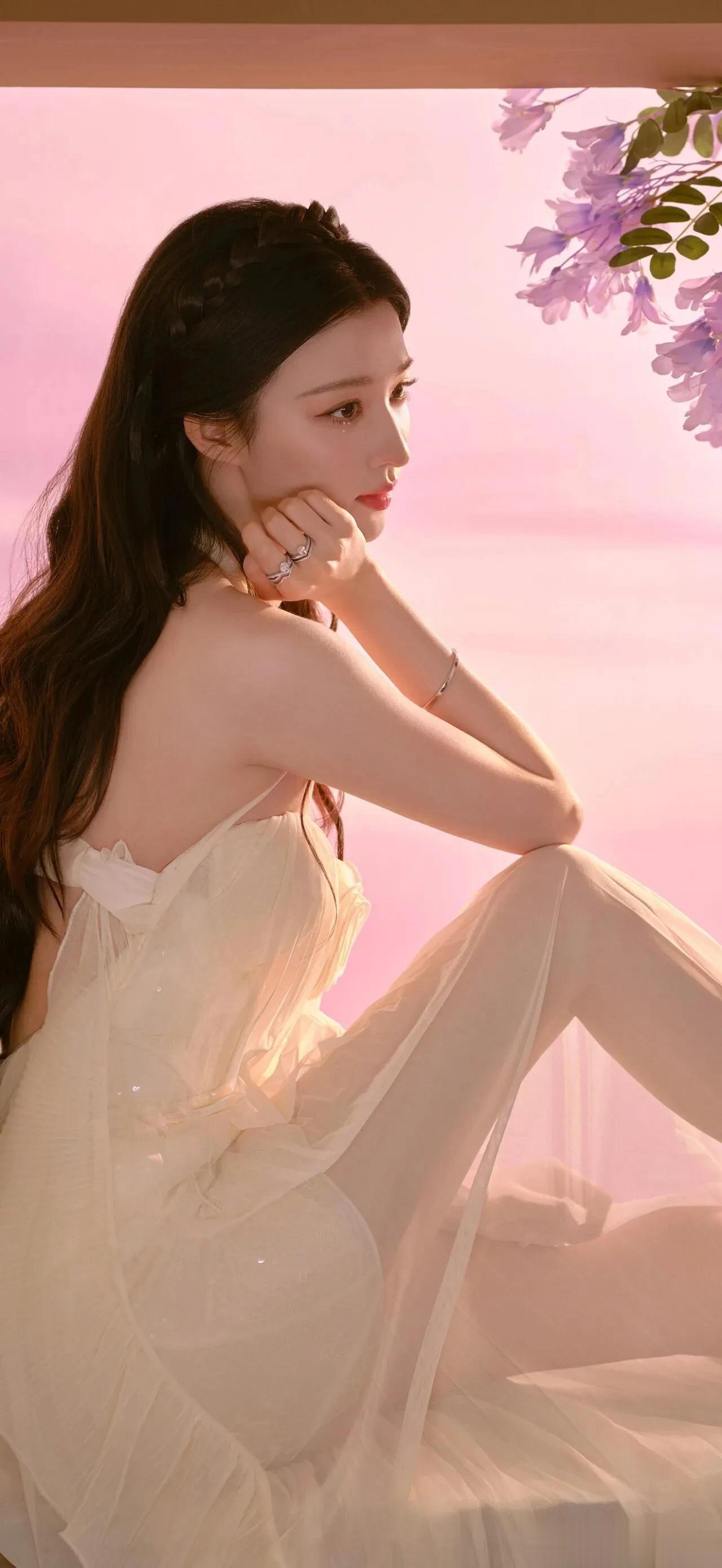 王楚然跨年月光女神造型美翻！白裙仙韵拉满太戳心