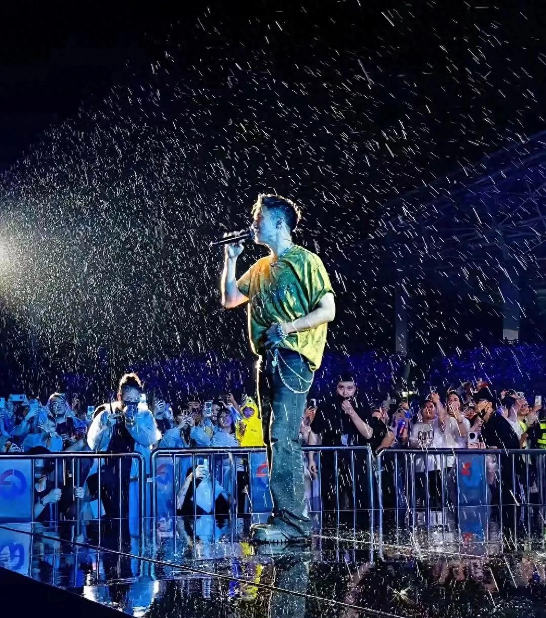 刘嘉玲调侃谢霆锋：广州暴雨为何不暂停演唱会？谢霆锋回复超搞笑