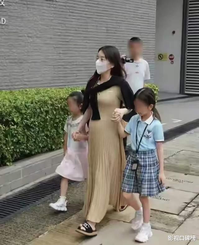 方媛挺孕肚打出租送女儿上学，孕晚期肚大如箩，方妈妈不放心跟着