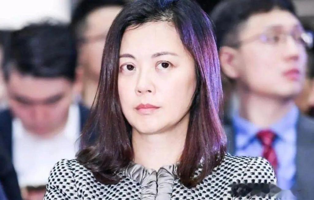 曾是央视知名主持，却远嫁英国富豪，如今独自带俩娃生活奢华潇洒