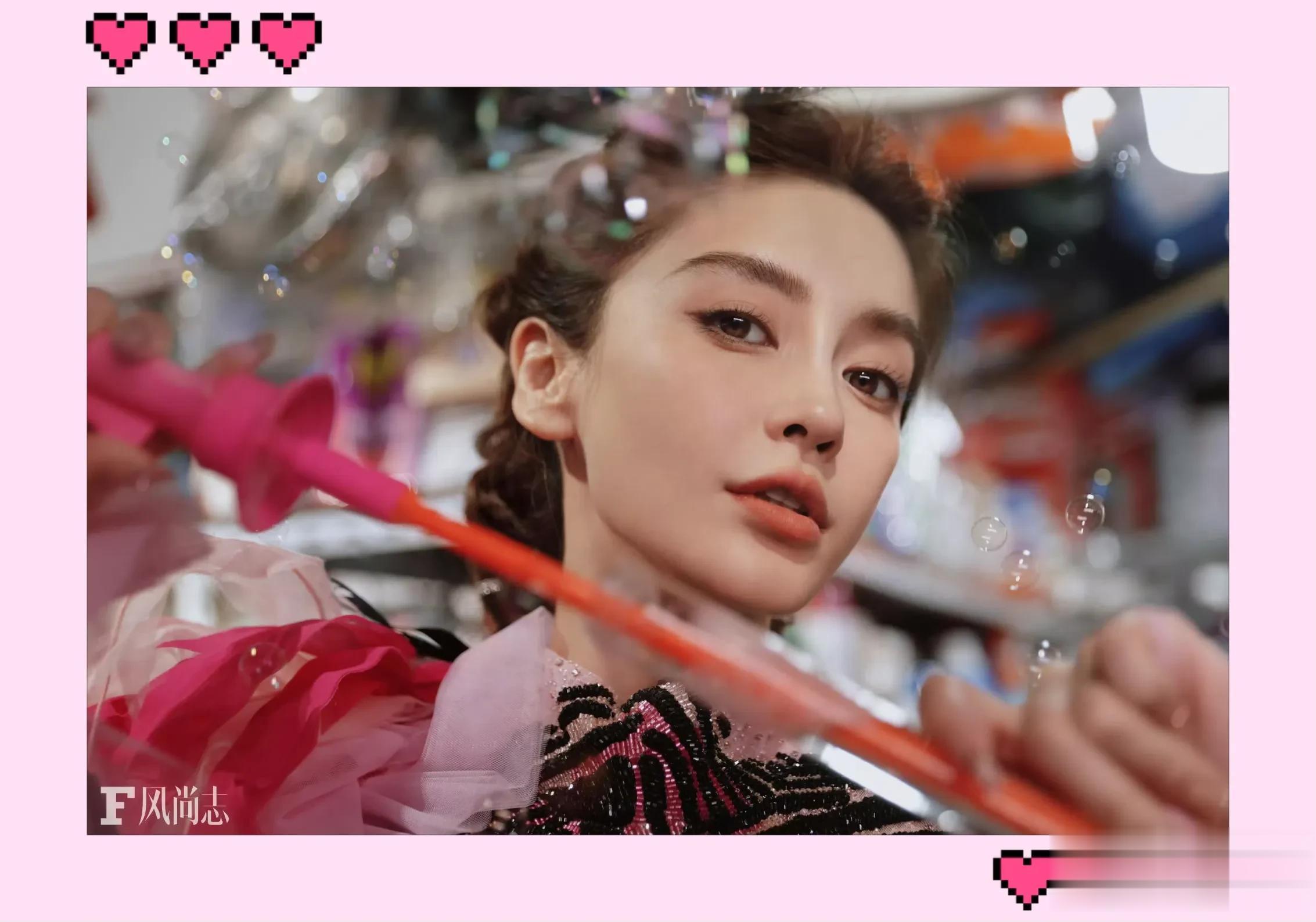 Angelababy和闺蜜现身上海街头被偶遇，baby打扮时髦，少女感十足