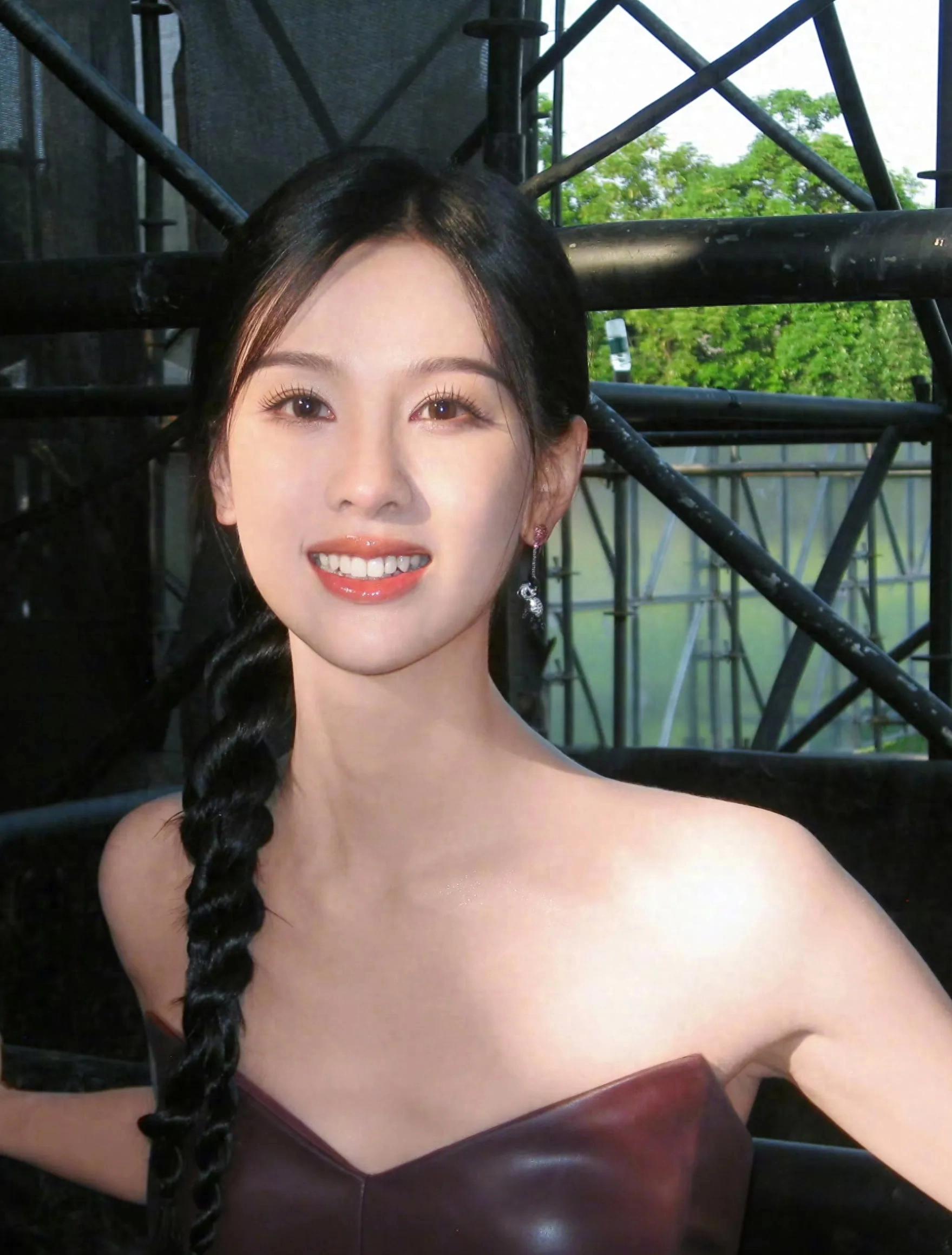 陈都灵性感抹胸皮衣