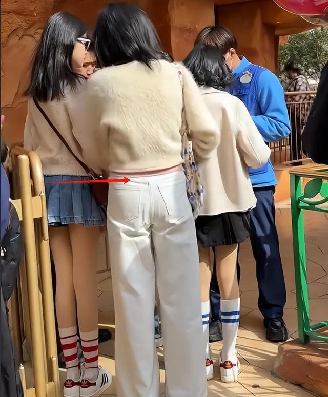 上海偶遇鲍蕾带女儿游玩,16岁贝儿大长腿抢镜,疑穿内增高引热议